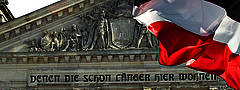 Schwarz-weiß-rote Fahne vor dem Reichstag