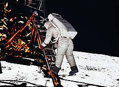 Neil Armstrong betritt als erster (!?) Mensch den Mond - aber wer filmt ihn dann?